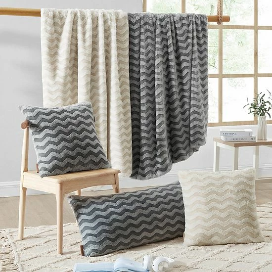 Koolaburra By UGG Mercer Faux Fur Throw Birch 5 Koolaburra By UGG Mercer Faux Fur Throw Birch - Image 5